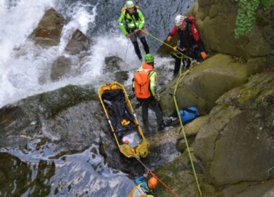 Varese, salvato lo speleologo 30enne ferito da una roccia