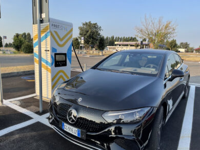 Solo nel 7,5% delle aree di servizio autostradali italiane si ricarica l’auto
