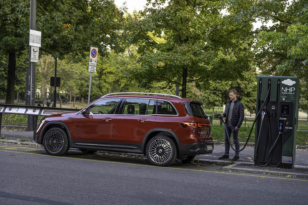 Solo nel 7,5% delle aree di servizio autostradali italiane si ricarica l’auto