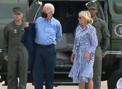 Usa, Biden “litiga” con la giacca: interviene la moglie, ma perde gli occhiali