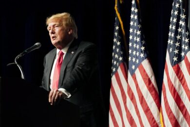 Trump non risponde al procuratore, perquisito dall’Fbi: “Caricate i fucili”