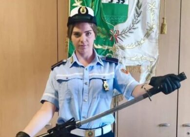 La lite tra automobilisti degenera, uno di loro sguaina una spada da samurai