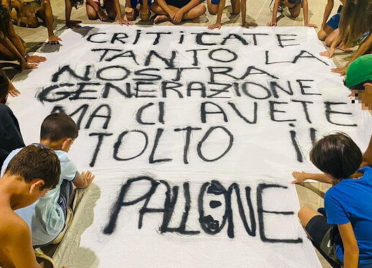“Ci avete tolto il pallone”. La protesta dei ragazzi di Roca contro il sindaco