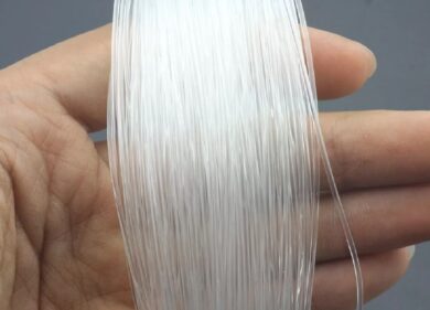 Tendono un filo in strada per noia: grave scooterista