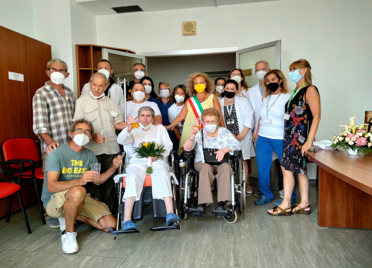 Antonia e Nuccio, sposi nel reparto Oncologia del San Carlo. FOTO Antonia e Nuccio, sposi nel reparto Oncologia del San Carlo. FOTO