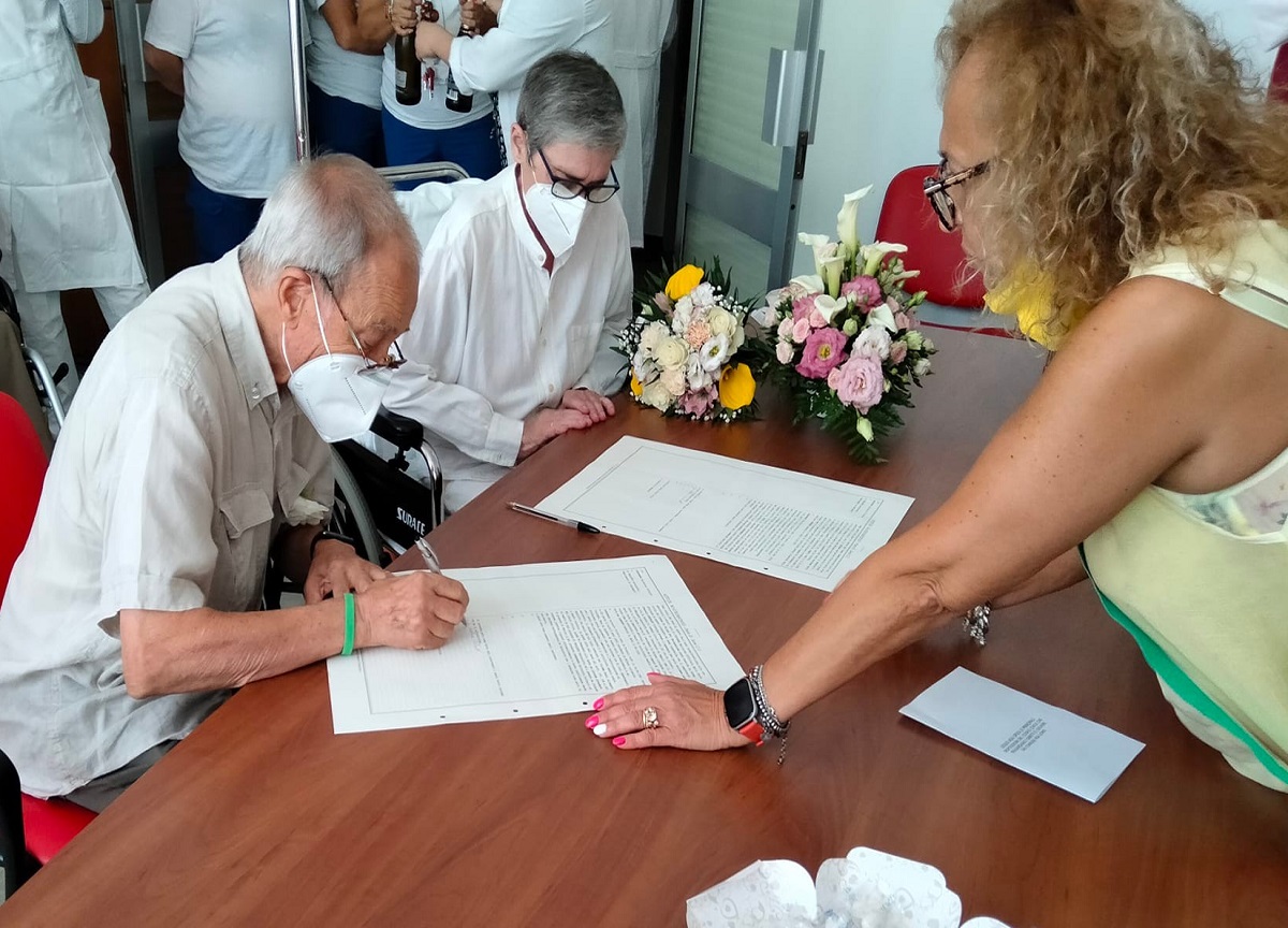 Antonia e Nuccio, sposi nel reparto Oncologia del San Carlo. FOTO Antonia e Nuccio, sposi nel reparto Oncologia del San Carlo. FOTO