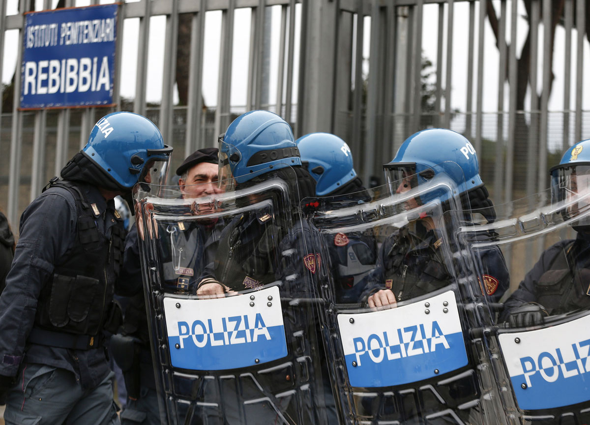 Roma, carceri esplosive: sommossa a Rebibbia, lite tra bande a Casal del Marmo Roma, carceri esplosive: sommossa a Rebibbia, lite tra bande a Casal del Marmo
