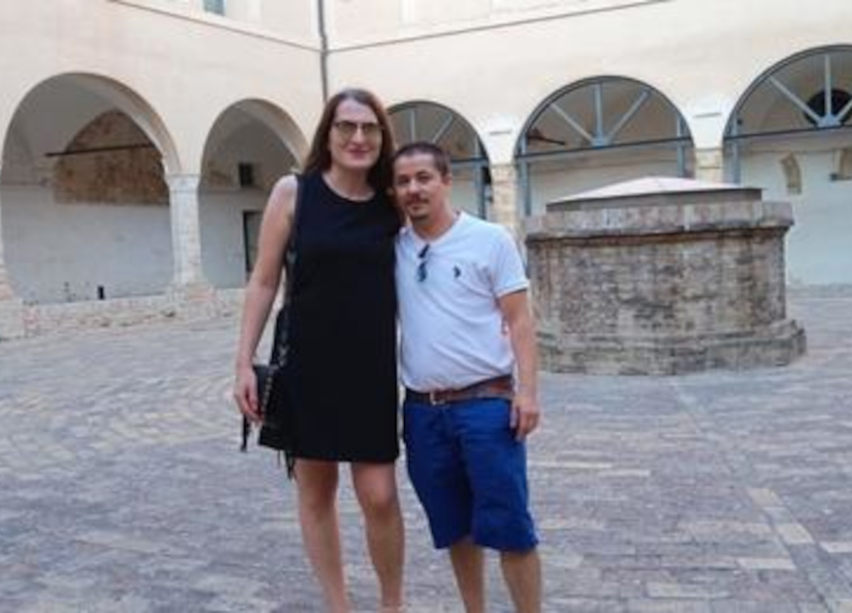 Lui diventa donna e lei uomo e si sposano. Vogliono anche adottare un figlio Lui diventa donna e lei uomo e si sposano. Vogliono anche adottare un figlio