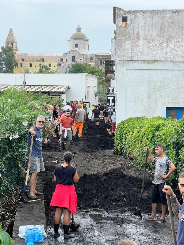 Catastrofe a Stromboli, fango ovunque: il reportage esclusivo con foto e video Catastrofe a Stromboli, fango ovunque: il reportage esclusivo con foto e video