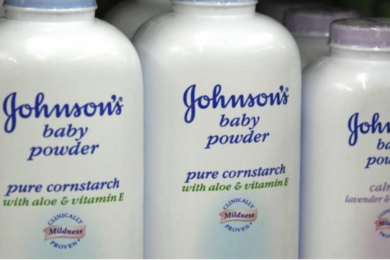 Johnson&Johnson mette al bando il borotalco dal 2023: è cancerogeno