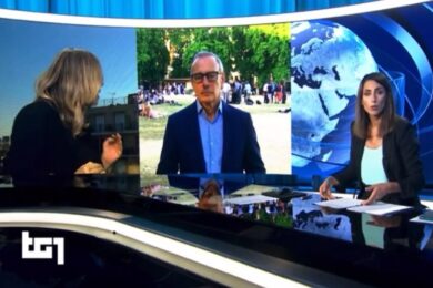 Tg1, la Botteri sbrocca in diretta ma non si accorge del collegamento – VIDEO