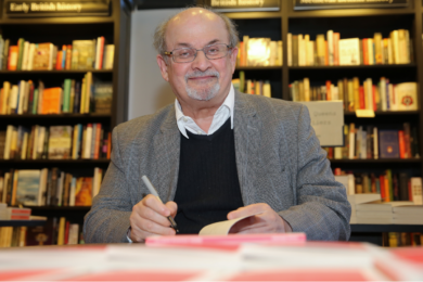 Salman Rushdie aggredito a New York: l’assalitore inciampa e viene arrestato