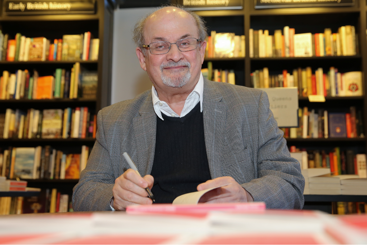 Salman Rushdie aggredito a New York: l’assalitore inciampa e viene arrestato Salman Rushdie aggredito a New York: l’assalitore inciampa e viene arrestato