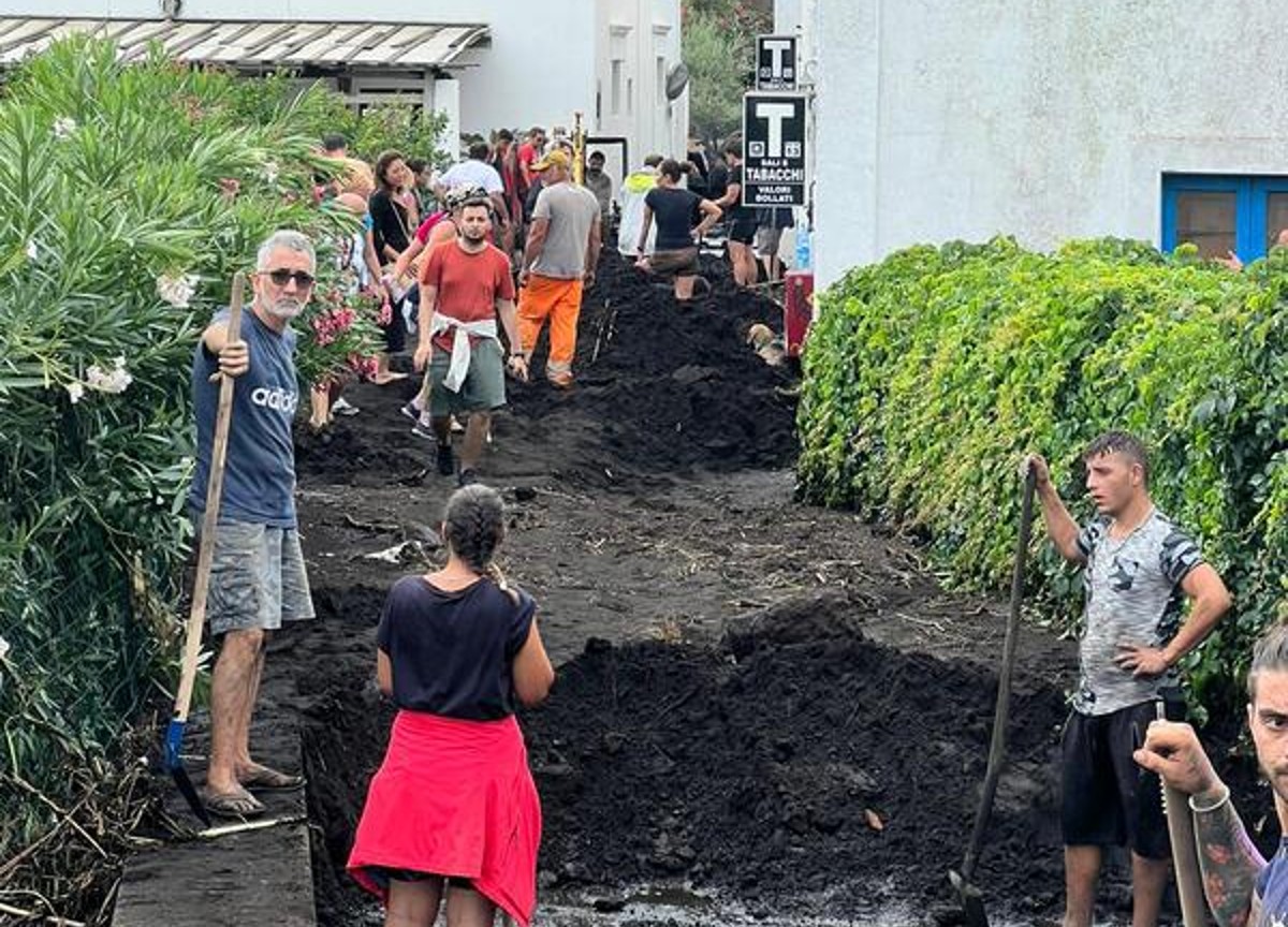 Catastrofe a Stromboli, fango ovunque: il reportage esclusivo con foto e video Catastrofe a Stromboli, fango ovunque: il reportage esclusivo con foto e video