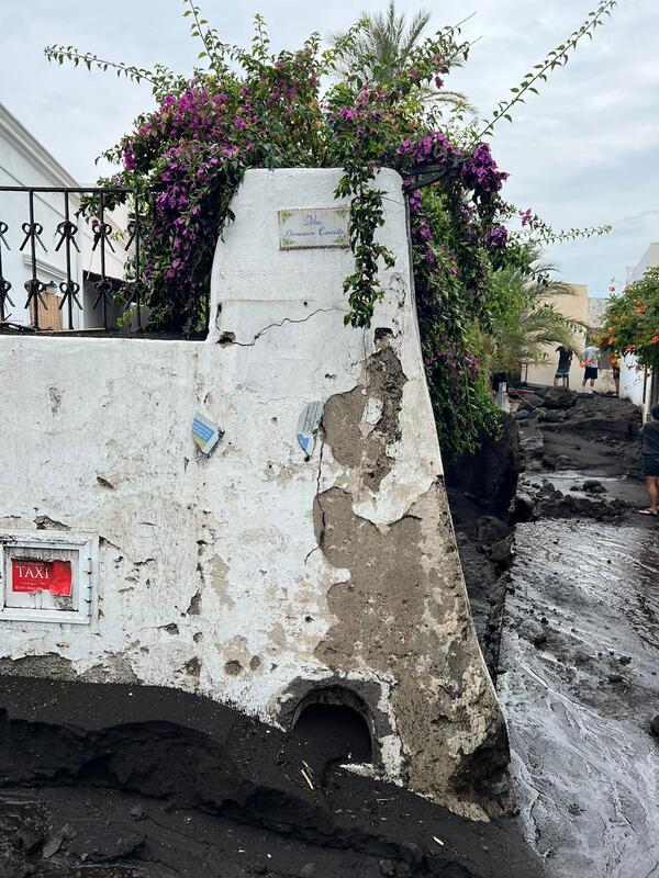 Catastrofe a Stromboli, fango ovunque: il reportage esclusivo con foto e video Catastrofe a Stromboli, fango ovunque: il reportage esclusivo con foto e video
