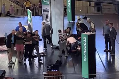 Rushdie migliora, ora riesce a parlare. Giallo killer: attivato dai Pasdaran?