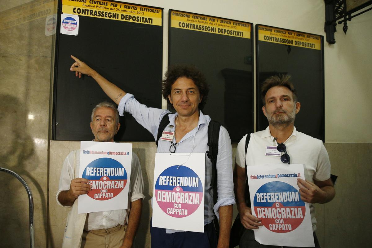 Italia chiusa per Ferragosto: outsider alla sfida della raccolta delle firme Italia chiusa per Ferragosto: outsider alla sfida della raccolta delle firme