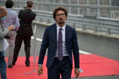 Toninelli fa peggio di Calenda: lo show del ministro del tunnel inesistente
