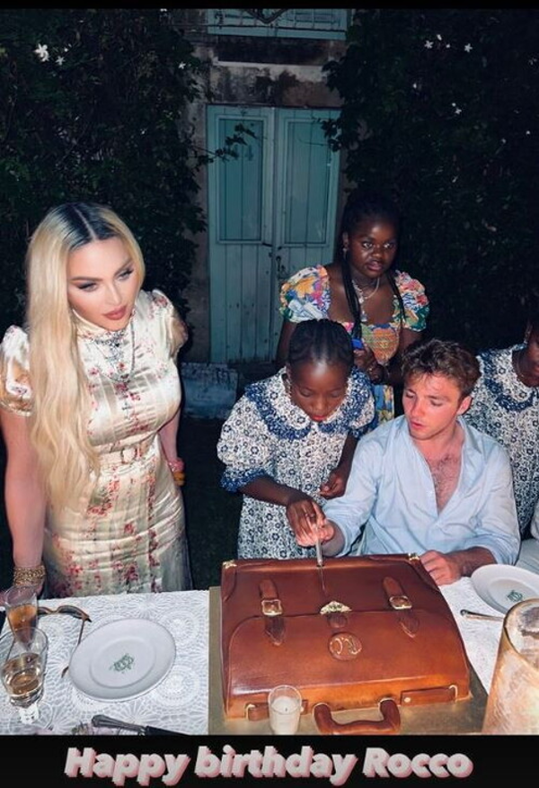 Madonna è a Noto per festeggiare il suo 64° compleanno – FOTO Madonna è a Noto per festeggiare il suo 64° compleanno – FOTO