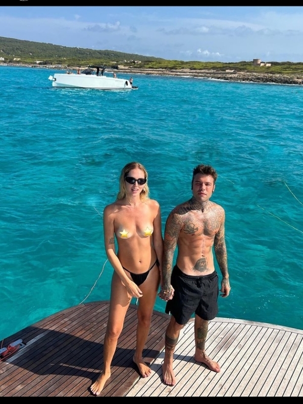 Chiara Ferragni in vacanza ad Ibiza: nuda e stellata Chiara Ferragni in vacanza ad Ibiza: nuda e stellata