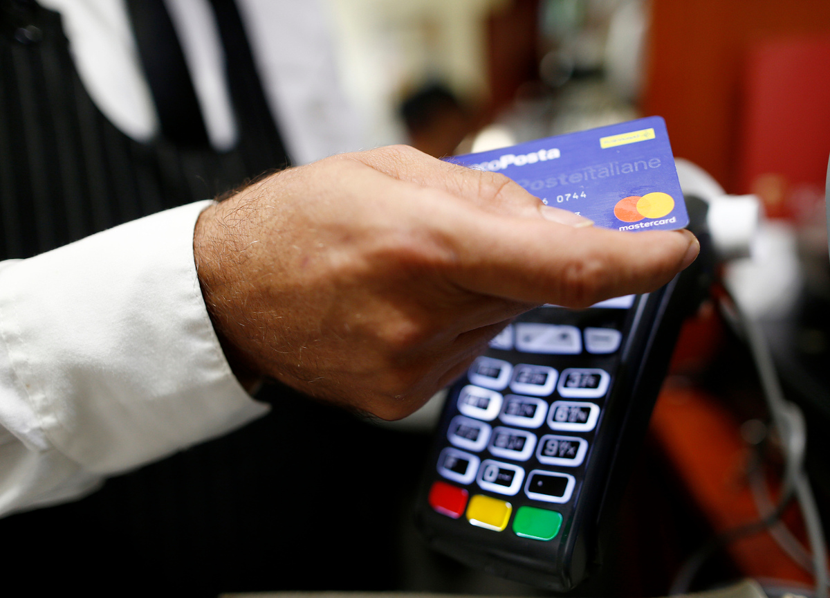 Tassista senza Pos costringe la cliente a prelevare: lei lo denuncia Tassista senza Pos costringe la cliente a prelevare: lei lo denuncia