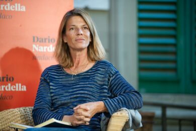 Claudia Fusani fissa da Gentili dimentica il femminismo e difende la “cipria”