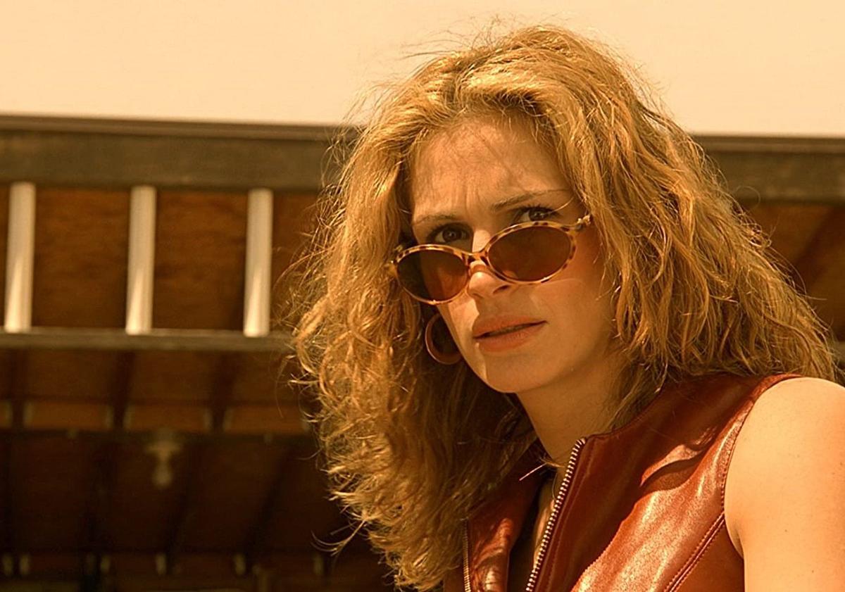 Erin Brockovich (quella vera) multata per aver innaffiato troppo il giardino Erin Brockovich (quella vera) multata per aver innaffiato troppo il giardino