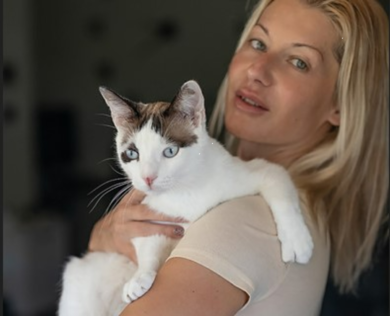 La modella medium Eva Kisimova salva i gatti dall’abbandono