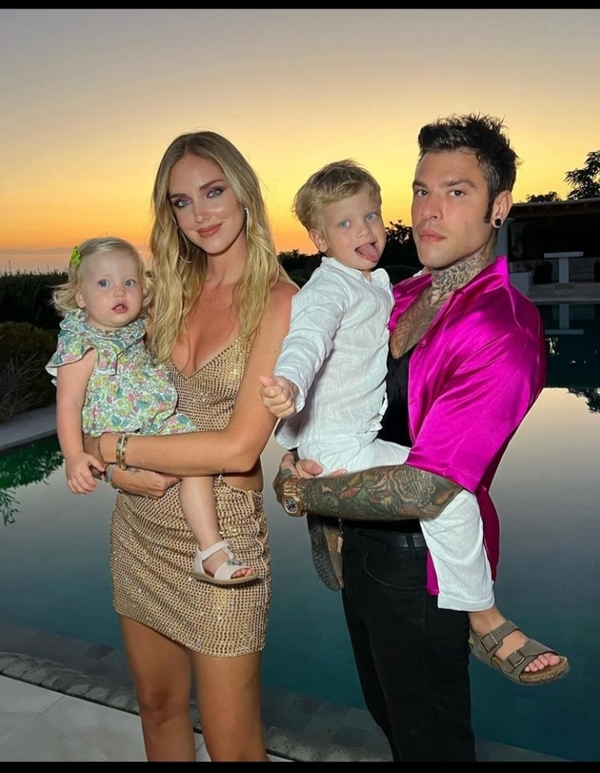 Chiara Ferragni in vacanza ad Ibiza: nuda e stellata Chiara Ferragni in vacanza ad Ibiza: nuda e stellata