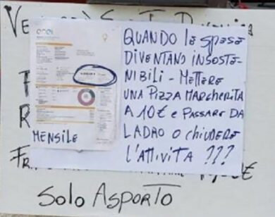 Cremona, un ristoratore espone in vetrina la bolletta della luce da 4mila euro