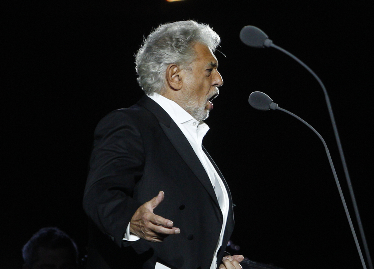 Placido Domingo, setta argentina e schiave sessuali. La finta scuola di yoga