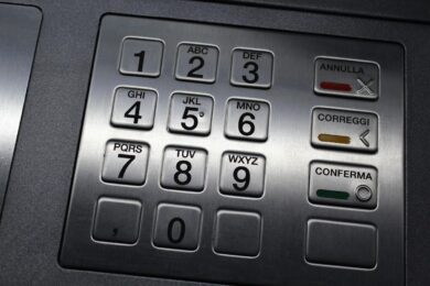 Palma Campania, la moglie gli prosciuga il conto e lui incendia il bancomat