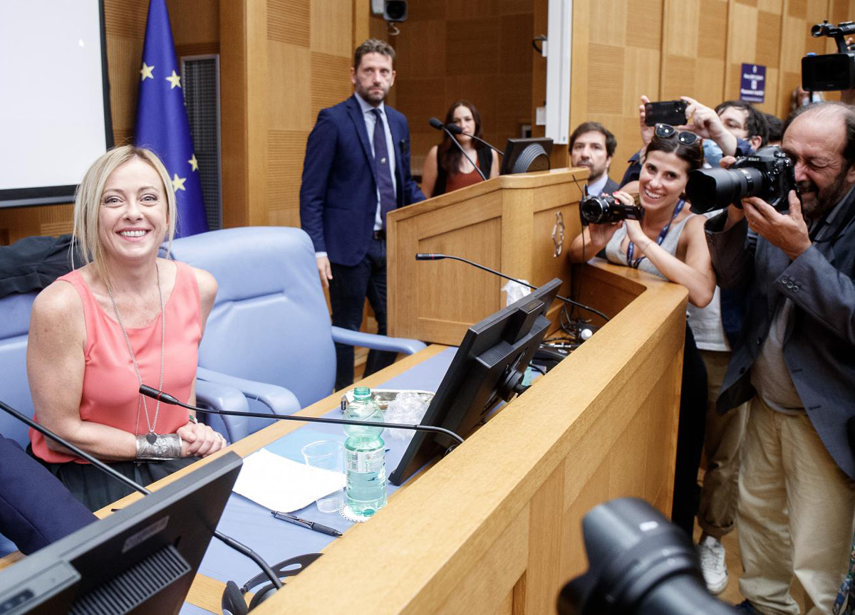 FdI, assalto finale alle spiagge: enigmistica e matite contro Pd e 5 Stelle FdI, assalto finale alle spiagge: enigmistica e matite contro Pd e 5 Stelle
