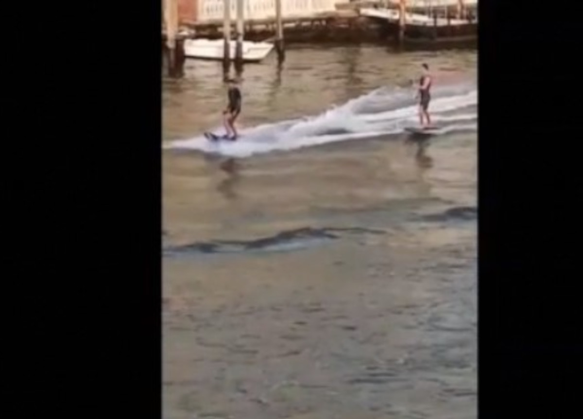 Surf sul Canal Grande a Venezia: denuncia e maxi multa per i due stranieri Surf sul Canal Grande a Venezia: denuncia e maxi multa per i due stranieri