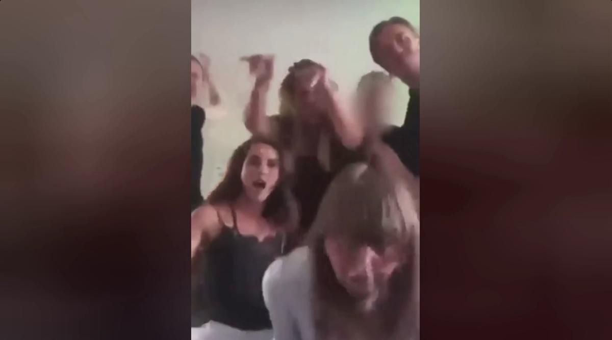Finlandia, la premier Sanna Marin si scatena a un party con gli amici – VIDEO Finlandia, la premier Sanna Marin si scatena a un party con gli amici – VIDEO