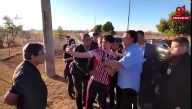 Brasile, Bolsonaro strattona un contestatore e gli strappa il telefono. VIDEO