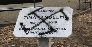 Una svastica sulla targa per Tina Anselmi, partigiana e prima donna ministra