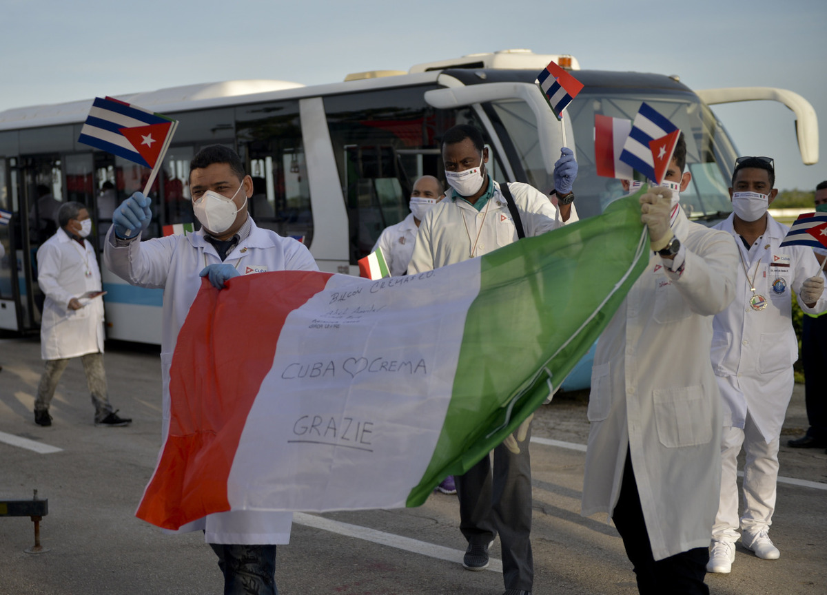 Medici cubani in Calabria, la rivolta dei precari: a loro 3 anni di contratto Medici cubani in Calabria, la rivolta dei precari: a loro 3 anni di contratto