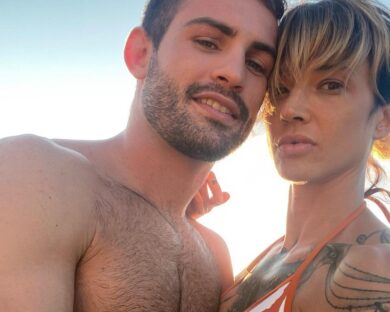 Asia Argento in vacanza con il nuovo compagno Michele Martignoni