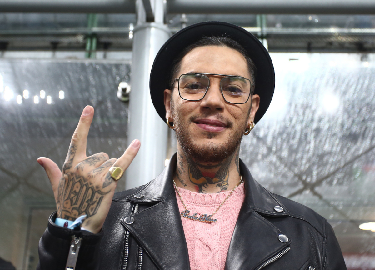 Emis Killa: “Riccione fa paura, è diventata Marsiglia. Servono manganellate”