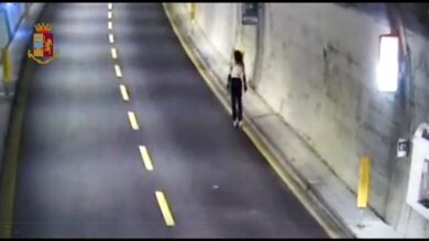 Fermata in autostrada con i pattini: “Seguivo soltanto il navigatore”. Video