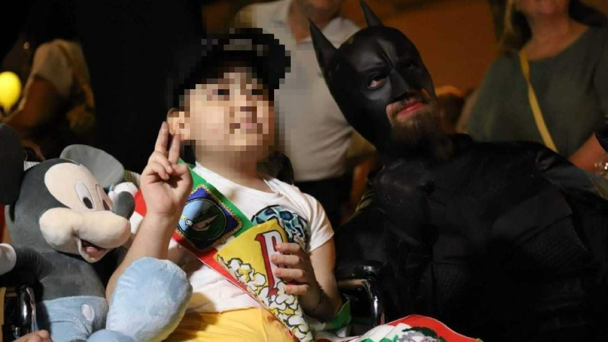 Muore bimbo, la sua città si era trasformata in Disneyland per l’ultimo sogno Muore bimbo, la sua città si era trasformata in Disneyland per l’ultimo sogno