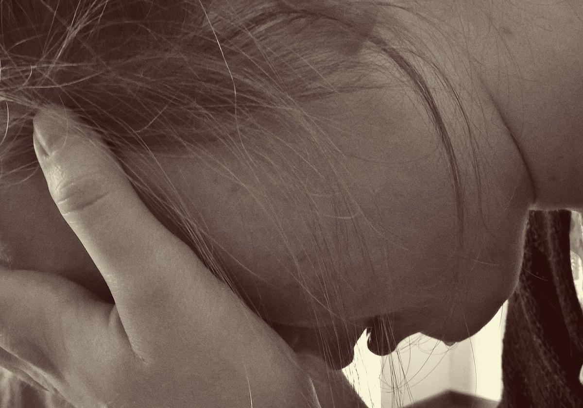 Lascia sola la figlia di dieci anni, si ubriaca e si apparta con un uomo Lascia sola la figlia di dieci anni, si ubriaca e si apparta con un uomo