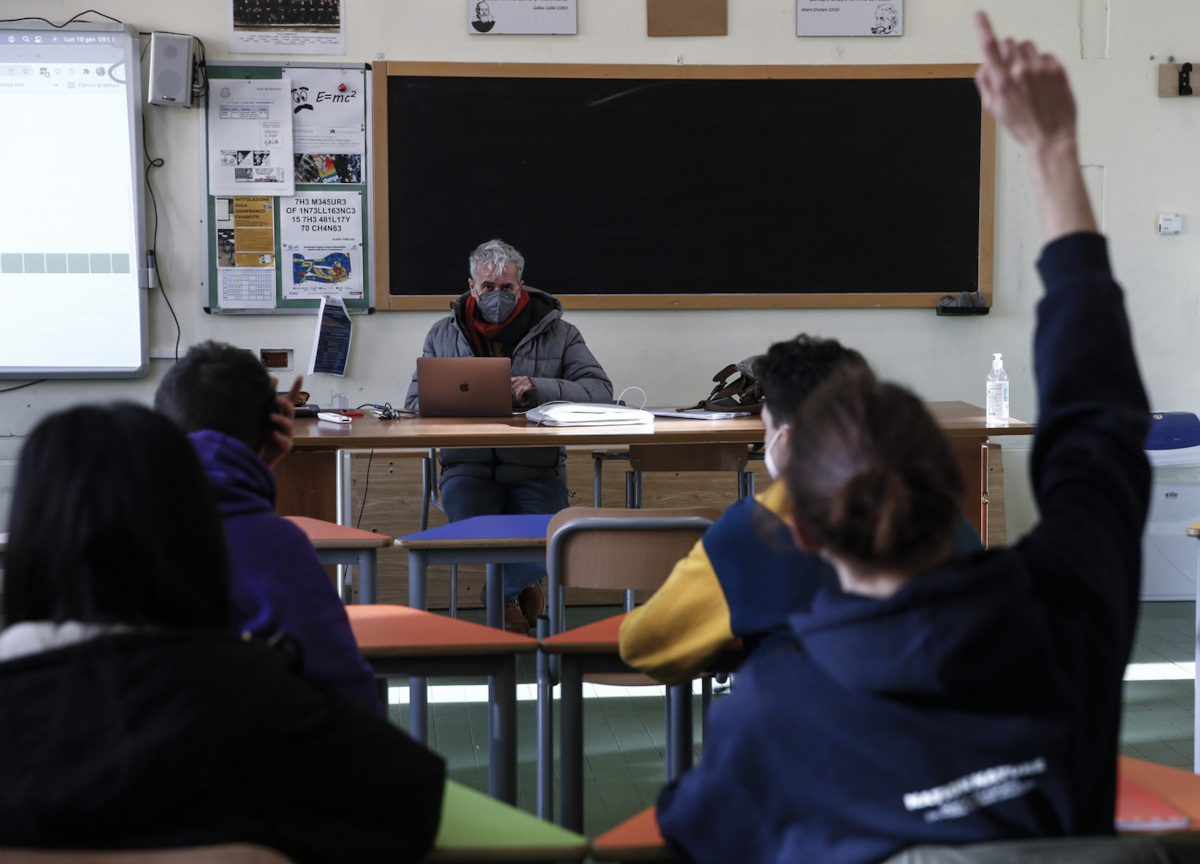 Covid, la scuola dice addio alla Dad. Positivi a casa ma senza lezioni online