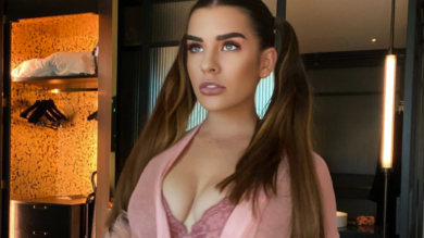 Australia, donna gira filmati per adulti mentre i figli dormono: denunciata