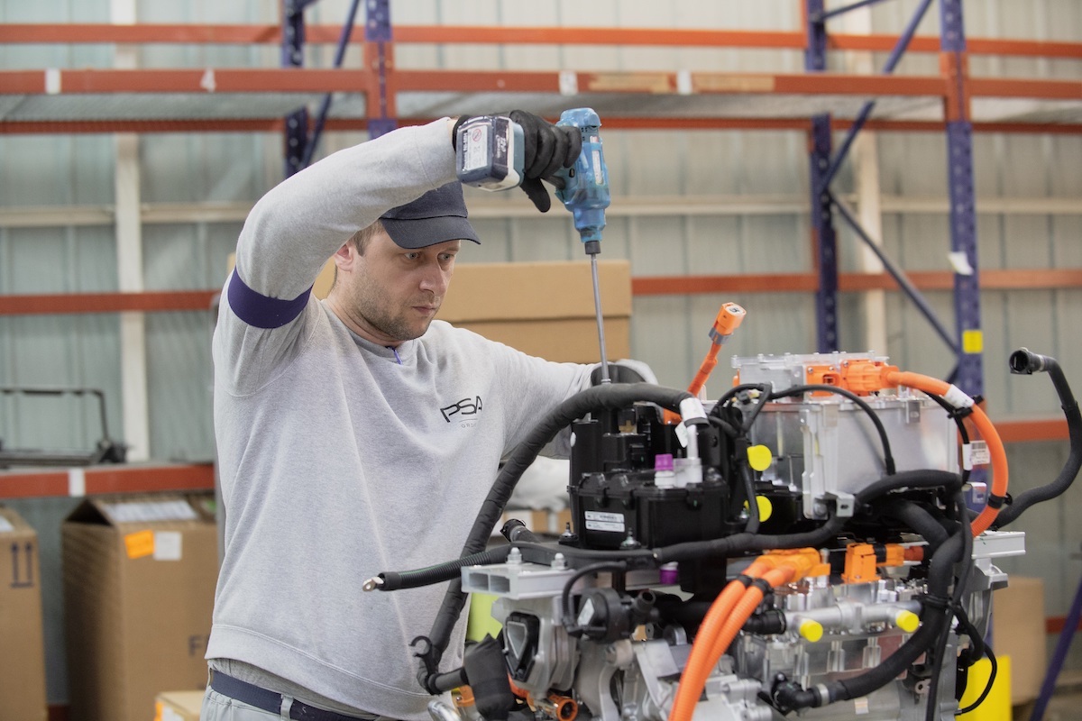 Peugeot svela come nascono i  sui suoi veicoli elettrificati