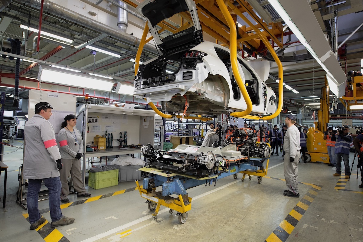 Peugeot svela come nascono i  sui suoi veicoli elettrificati