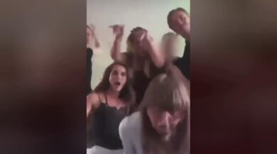 Sanna Marin commossa. La premier si scusa: “Anche io sono umana”. VIDEO