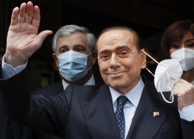 Berlusconi e le capriole da tifoso, “Dico Forza Roma ma anche Forza Lazio”