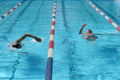 Irritazione agli occhi e problemi respiratori. Piscina, gli effetti del cloro